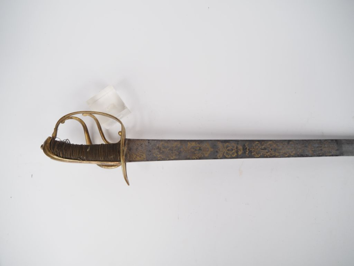 Sabre d’officier de cavalerie.  Fusée entièrement filigranée de laiton