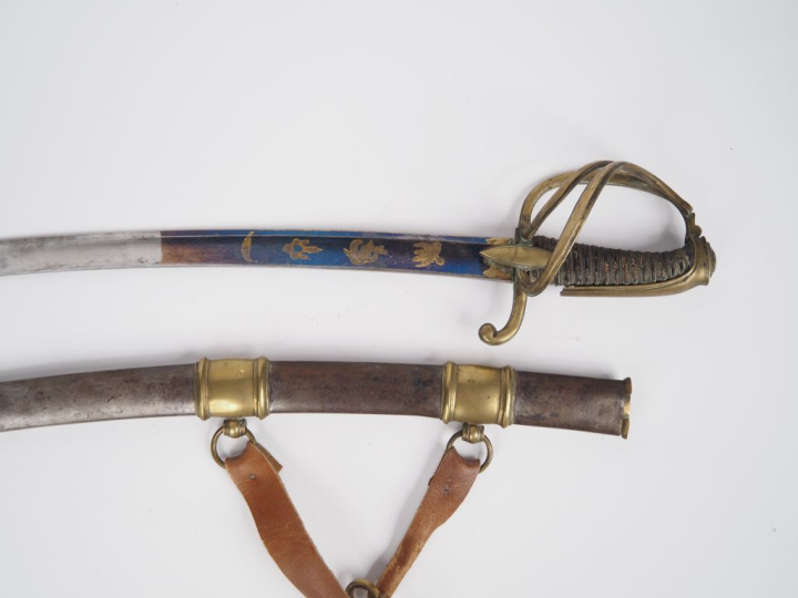 Sabre d’officier de cavalerie légère.  Poignée en bois recouverte de c