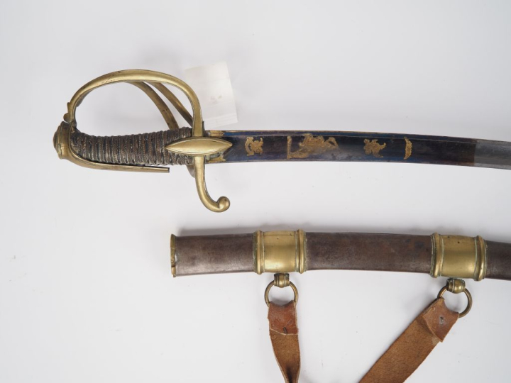 Sabre d’officier de cavalerie légère.  Poignée en bois recouverte de c