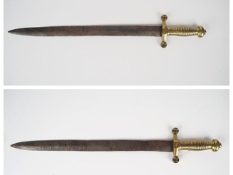 Vente aux enchères Deux glaives modèle 1831 allégé.  Montures en bronze. Lames à arête mé