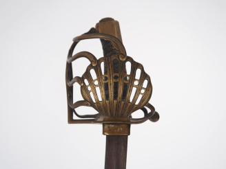 Vente aux enchères Sabre dans le goût des officiers de cavalerie lourde.  Poignée en bois