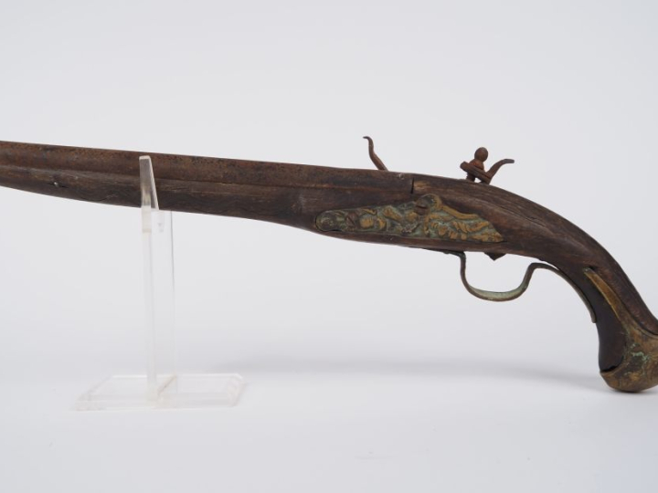 Long pistolet à silex pour la décoration.  Garnitures en laiton.  Fort