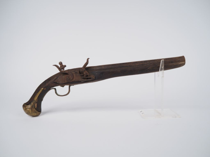Long pistolet à silex pour la décoration.  Garnitures en laiton.  Fort