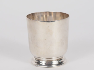 Vente aux enchères Petite timbale sur piédouche en argent lisse 925, poinçon Minerve.  H.