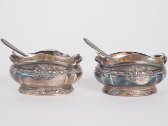 Vente aux enchères Paire de salerons et leur cuillère de style Louis XVI en argent 925, p