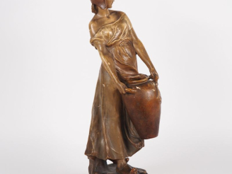 Vente aux enchères LOUGER pour GOLDSHEIDER. "la porteuse d'eau" Sculpture en stuc polychr