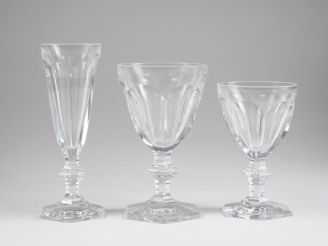 Vente aux enchères BACCARAT.  Service "Harcourt" en cristal comprenant :  12 verres à eau