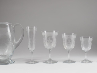 Vente aux enchères BACCARAT.  Service de verres en cristal gravé à décor de feuillage :  