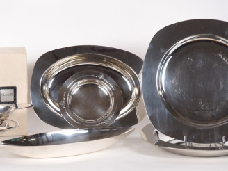 Vente aux enchères CHRISTOFLE. Saucière, 2 jattes rondes , un plat creux ovale, un grand 