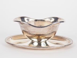 Vente aux enchères CHRISTOFLE Saucière en métal argenté, modèle à filet. Dim. 9 x 22,5 x 