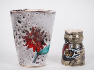 Vente aux enchères GEBEL.  Petit pichet  Signé H. 9,5 cm et un vase en céramique polychro