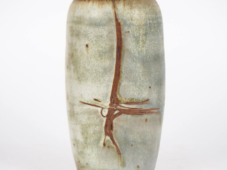 Vente aux enchères Vase en grès contemporain à décor de motifs abstraits bruns sur fond b