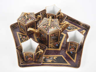 Vente aux enchères Service tête à tête en porcelaine polychrome de Limoges, à décor d'ins