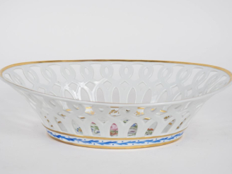 Vente aux enchères Jardinière en porcelaine ajourée à décor de fleurs polychromes. Dim. 8