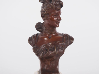 Vente aux enchères VANDERSTRAETEN. "jeune fille en buste" Sujet en bronze à patine médail
