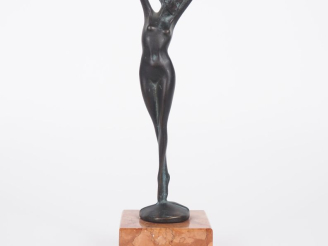 Vente aux enchères Ecole française Xxème.  "Jeune femme nue" Sculpture en bronze à patine
