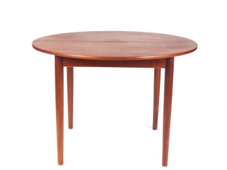 Vente aux enchères Table ronde de style scandinave en bois naturel teinté, une rallonge i