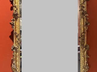 Vente aux enchères Glace de cheminée de style Louis XV en bois et stuc doré, à décor de g