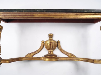 Vente aux enchères Console de style Louis XVI en bois sculpté et doré, pieds en forme de 