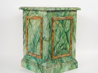 Vente aux enchères Sellette en bois polychrome imitant le marbre vert. Dim. 50 x 35 x 35 
