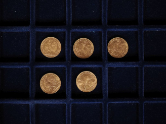 Vente aux enchères Cinq pièces de 20 Francs or, 1904 et 1907 (x4). FRAIS ACHETEURS 10% HT