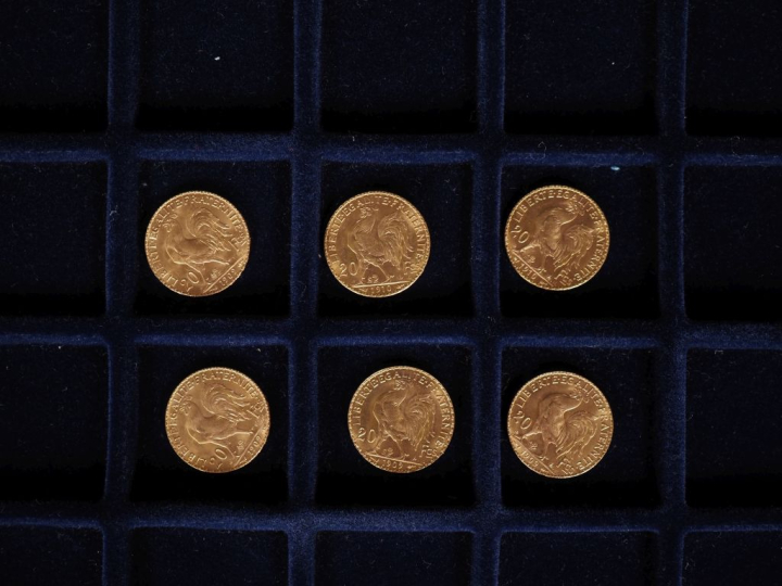 Six pièces de 20 Francs or, 1909 (x4) et 1910 (x2). FRAIS ACHETEURS 10