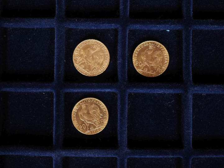 Trois pièces de 20 Francs or, 1910.  FRAIS ACHETEURS 10% HT.