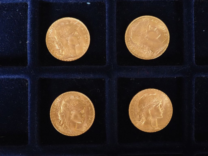 Quatre pièces de 20 Francs or, 1910. FRAIS ACHETEURS 10% HT.