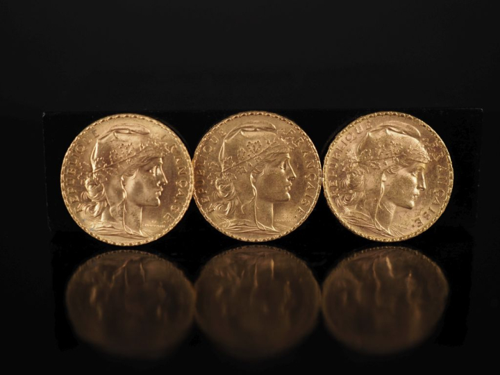 Trois pièces de 20 Francs or, 1913 (x2) et 1914. FRAIS ACHETEURS 10% H