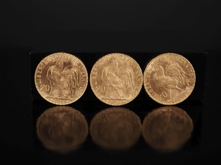 Trois pièces de 20 Francs or, 1913 (x2) et 1914. FRAIS ACHETEURS 10% H