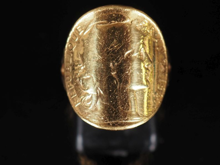 Bague en or jaune 750, ornée en son centre d'une pièce de 20 Francs or