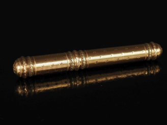 Vente aux enchères Etui à cire Louis XVI en or 750, à décor de semi de pois et de fleurs.