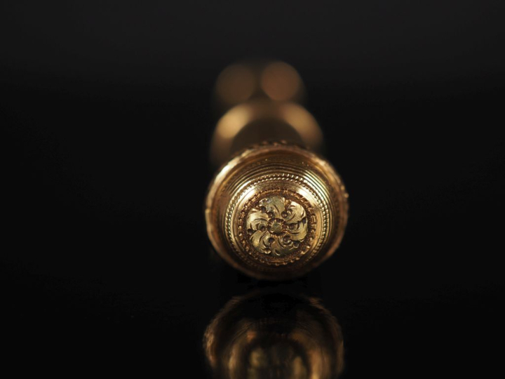 Etui à cire Louis XVI en or 750, à décor de semi de pois et de fleurs.
