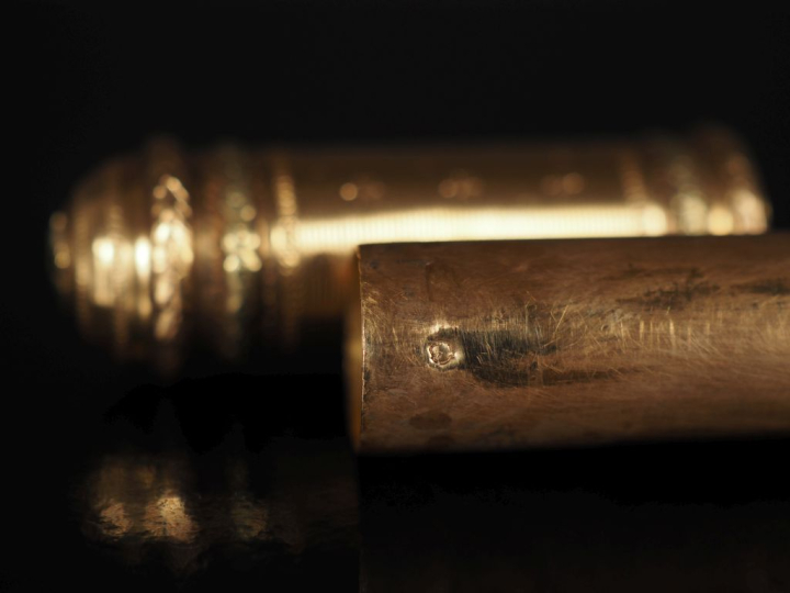 Etui à cire Louis XVI en or 750, à décor de semi de pois et de fleurs.