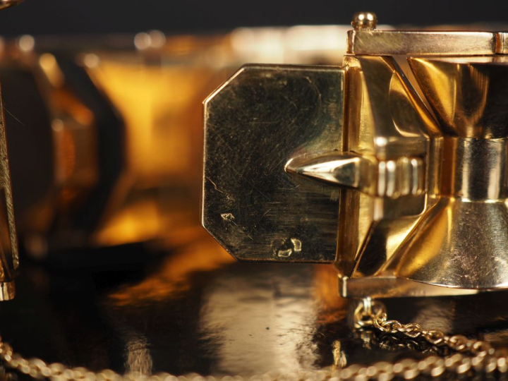 Important bracelet articulé de style 1940 en or jaune 750, à décor de 