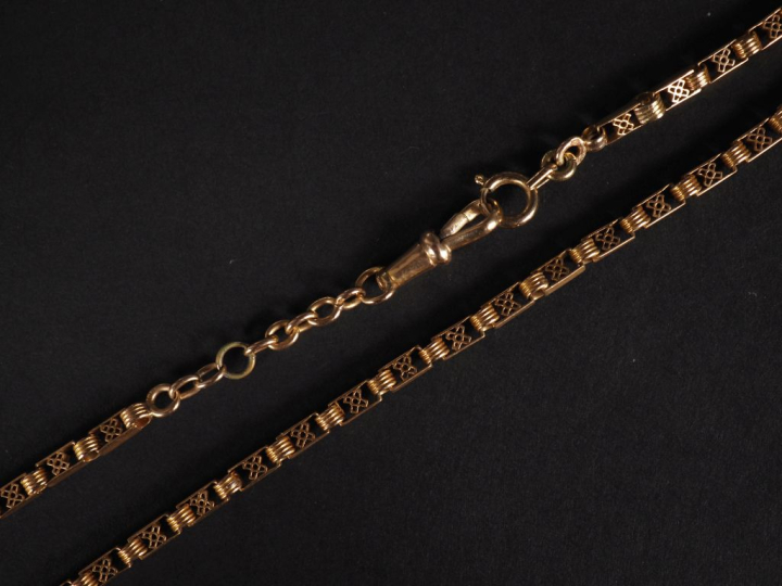 Giletière en or jaune 750, composée de maillons cannelés et ajourés al