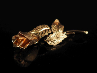 Vente aux enchères Broche en or jaune 750 en forme de tulipe fermée.  H. 5,5 cm Poids. 8,