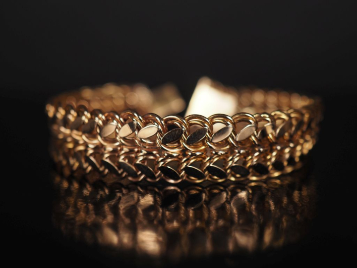 Bracelet souple en or jaune 750, maille fantaisie ajourée.  Chainette 