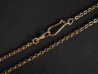 Vente aux enchères Giletière en or jaune 750, maille ronde forçat.  Long. 33,5 cm Poids t