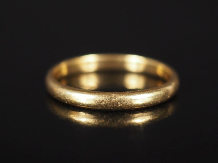 Alliance en or jaune 750.  TDD. 60 Poids. 3,24 g