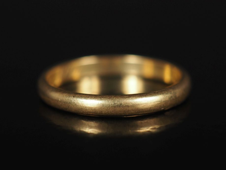 Alliance en or jaune 750.  TDD. 57 Poids. 3,15 g  (gravée)