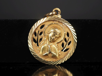 Vente aux enchères Médaille religieuse en or jaune 750, figurant une petite sainte les ma