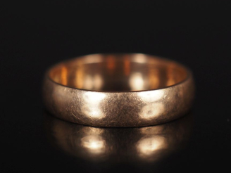 Vente aux enchères Alliance en or 750.  TDD. 51 Poids. 3,20 g  (gravée)