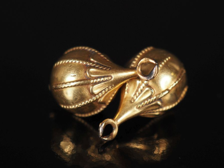 Paire de pendeloques en forme de goutte en or jaune 750, à décor de fi