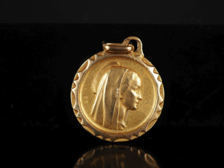 Vente aux enchères Médaille religieuse en or jaune 750, figurant la Sainte Vierge de prof