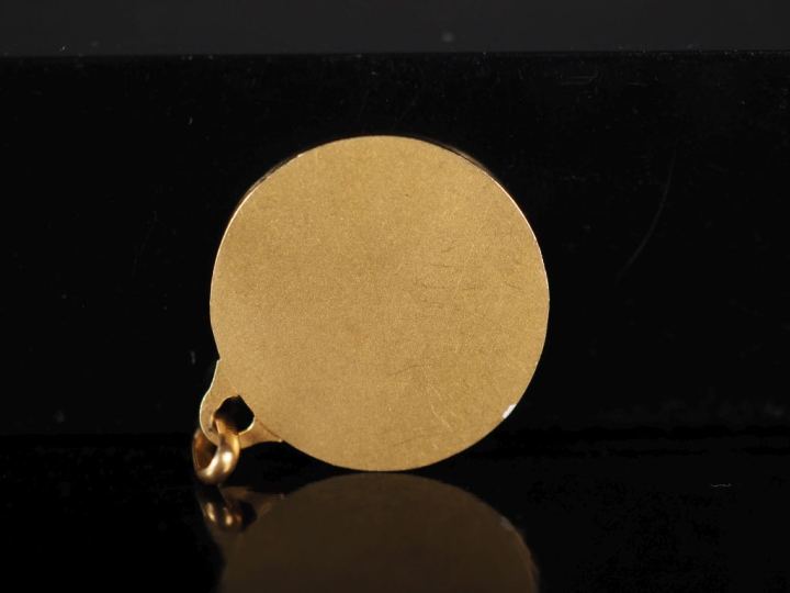 Médaille religieuse en or jaune 750, figurant la Sainte Vierge de prof