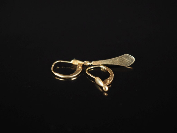 Deux perces oreilles en or jaune 750, l'un orné d'une pendeloque.  H. 