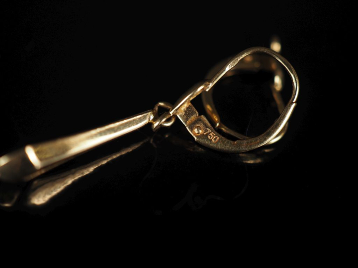 Deux perces oreilles en or jaune 750, l'un orné d'une pendeloque.  H. 