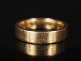 Vente aux enchères Large alliance en or jaune 750.  TDD. 57 1/2 Poids. 9,15 g  (gravée à 