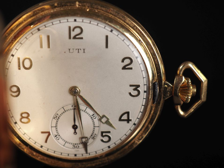 UTI Montre de gousset savonnette en or 750.  Cadran à chiffres arabes 